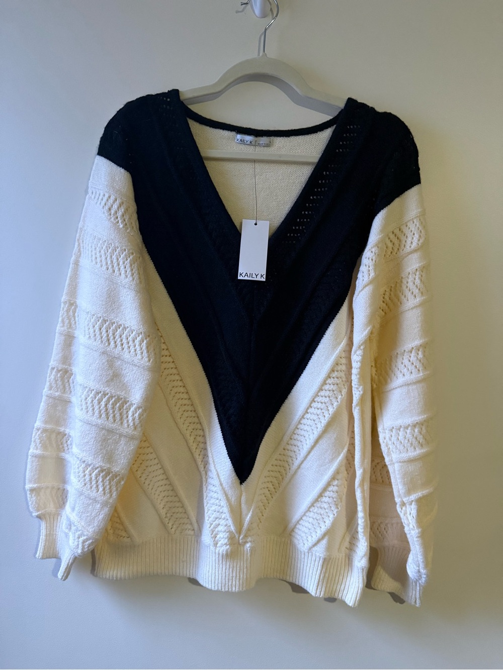 Kaily K Two-Tone V-Neck Knit Sweater - Black & Cream